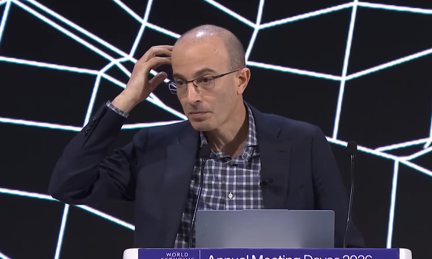 Yuval Noah Harari ให้มุมมองที่น่าสนใจว่า AI ไม่ใช่แค่เครื่องมือเหมือนมีดที่มนุษย์สั่งได้ทุกอย่าง แต่เป็นเครื่องมือที่ตัดสินใจได้ด้วยตัวเอง